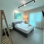 Stay-five Modern Self Check-in & Fast Wi-fi Apartment