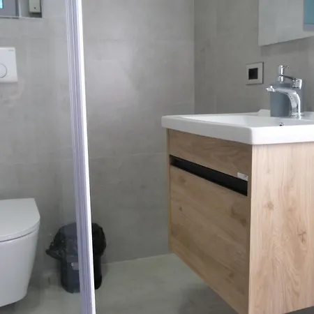 Stay-five Modern Self Check-in & Fast Wi-fi Shkodër