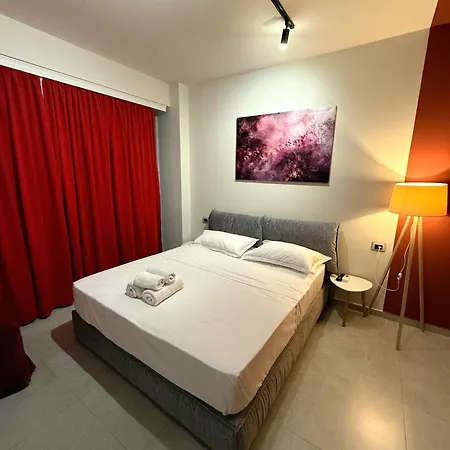 Stay-five Modern Self Check-in & Fast Wi-fi Apartmán